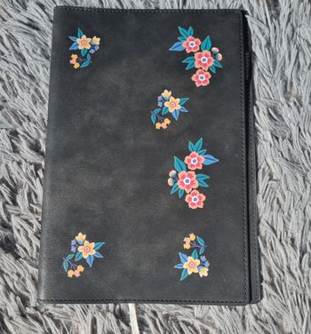 Protège cahier noir à fleurs style cuir