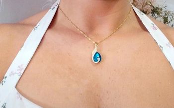 Collier doré avec pendentif bleu goutte – Élégant et raffiné
