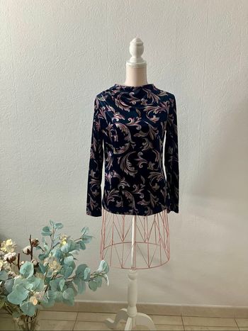 Joli haut bleu marine à motifs