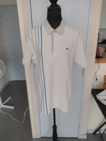 Polo Vintage Lacoste blanc à rayures verticales bleues – Taille M – Coupe classique