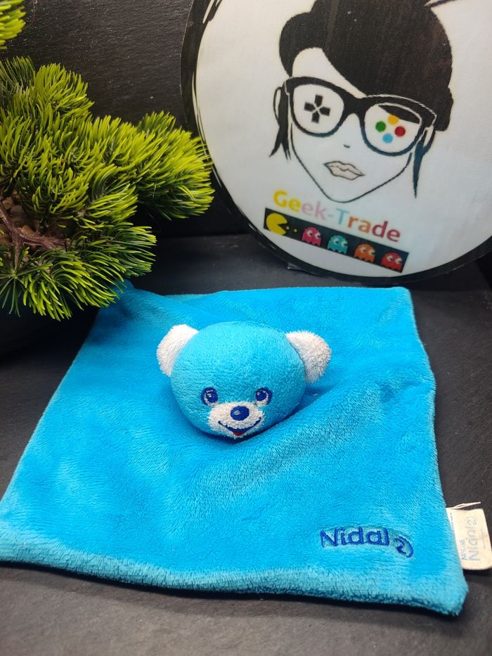 Doudou Ours Plat Bleu Nidal 2 nestlé blanc carré plat publicitaire - photo numéro 1