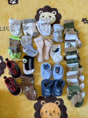 Lot chaussures chaussons chaussettes