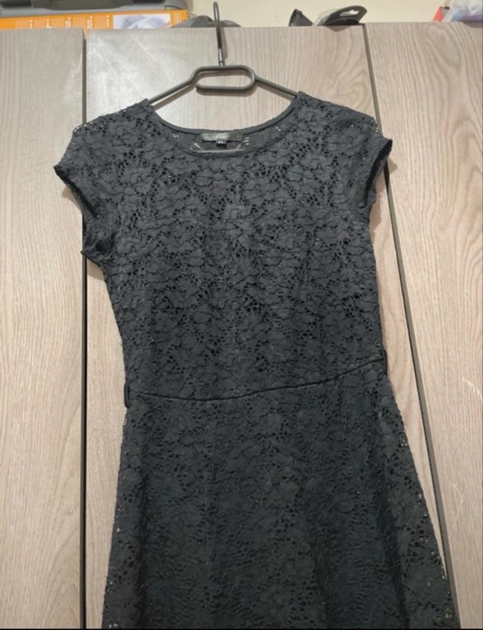 Robe en dentelle - photo numéro 2