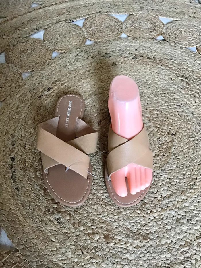 Sandale en cuir de couleur beige en taille 36 - photo numéro 2