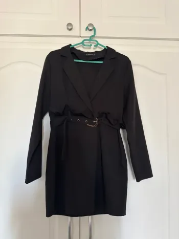 Robe blazer noire ceinturée à volants à la taille