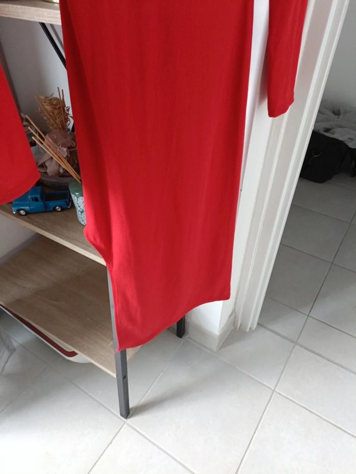 Robe rouge moulante manches longues et fente de coté – Taille S - Très bon état - photo numéro 4