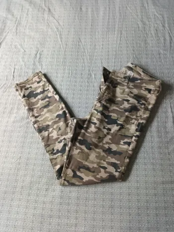 Pantalon slim imprimé camouflage