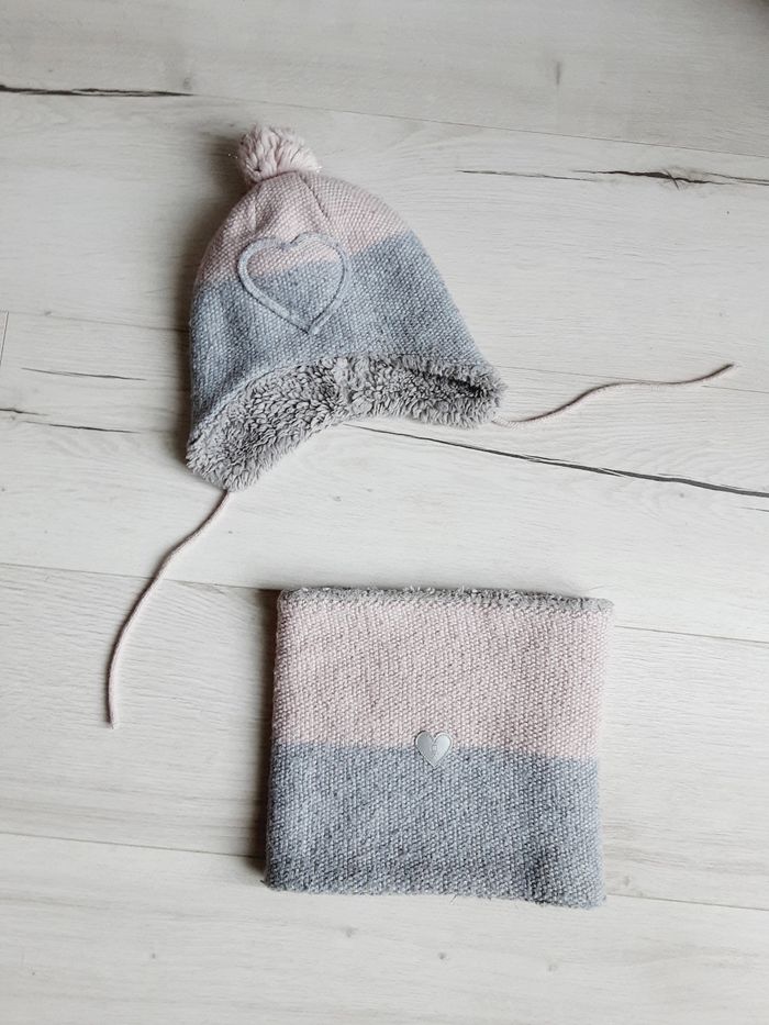 Vêtement fille bonnet coeur pompon rose et gris Okaïdi 3 ans