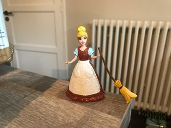 Figurine mini poupée cendrillon