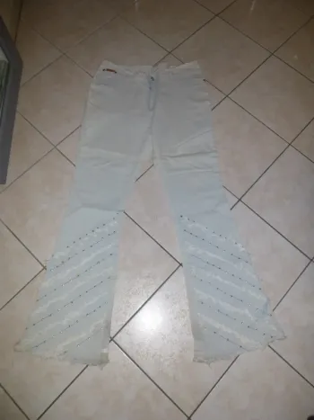 pantalon jean clouté bleu pâle taille 42