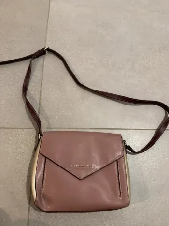 Sac à bandoulière Lancaster, bon état mais il ya des petites traces d'usures, 24*17cm