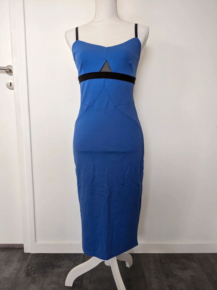 Robe midi bleue et noire coupe près du corps