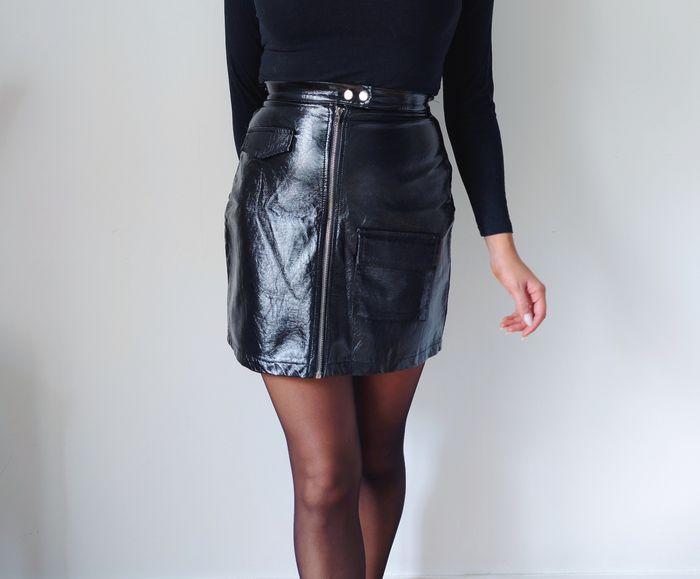 Jupe taille haute noire simili cuir enduit tendance, rock automne-hiver Marque Nasty Gal Taille 36 S 
Très bon état - photo numéro 2