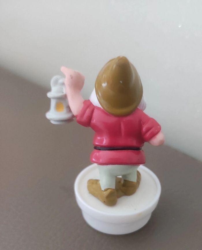 figurine prof sur socle smarties (disney) 7 nains - photo numéro 2