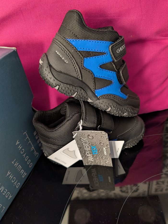 Chaussures montantes garçon. Chaudes et imperméables. Taille 24. Neuf. Geox