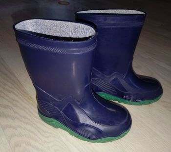Bottes de pluie bleu marine et vert 
P. 23-24
