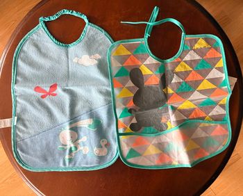 🍼 Lot de 2 bavoirs repas Mot d’Enfant 👶 – TBE