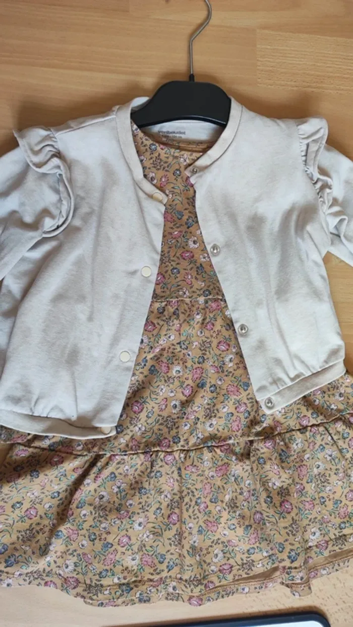 Robe et cardigan taille 4 ans - photo numéro 2