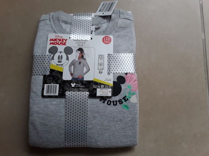 Sweat gris Mickey fille 7 ans NEUF
