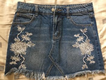 Mini jupe en jean broderie anglaise Glamorous