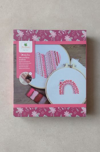 Coffret neuf  Lovely box de Sycomore Mes premières broderies