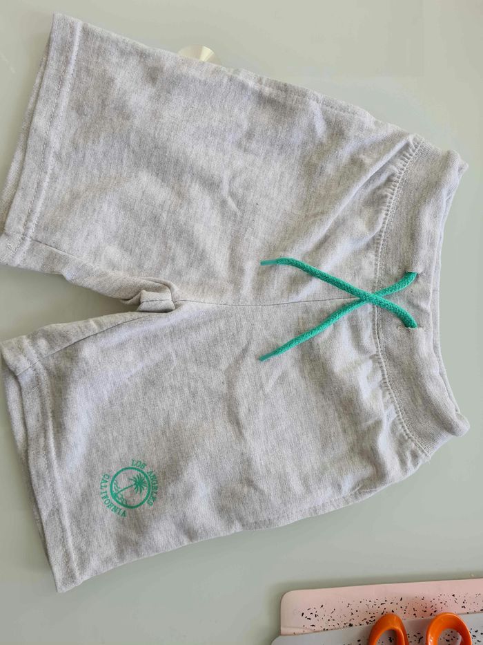 Short épais gris taille 4/5ans