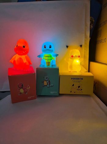 Veilleuse Pokemon 3 figurine Pikachu ,carapuce et salameche avec sa boîte cadeau neuf sous emballage 