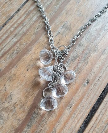 Collier chaîne argentée et pendentif petits diamants coniques