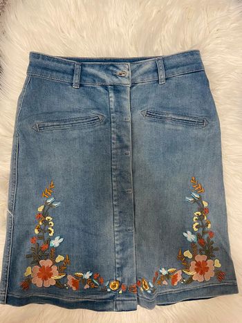 Jupe crayon en jean brodée