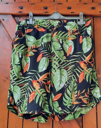 Short noir imprimé feuillage, taille 42
