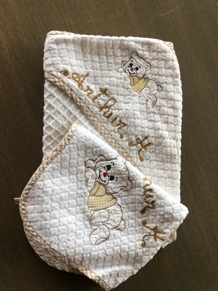 Linge de bain bébé brodé Arthur