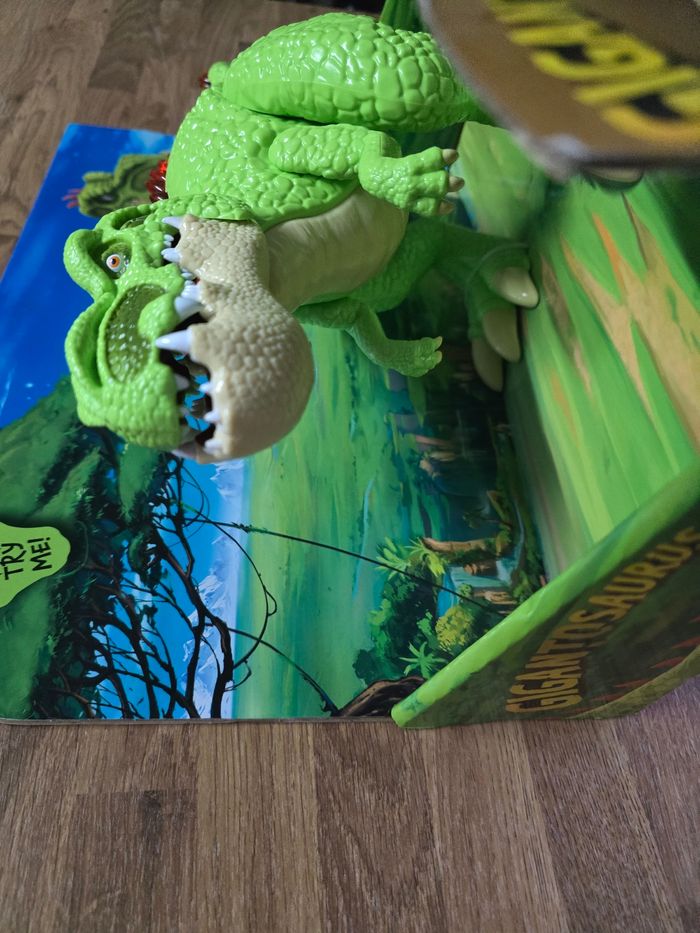 Gigantosaurus, Dinosaure, Figurine géante articulée de 30 cm, Avec effets sonores et lumineux - photo numéro 5