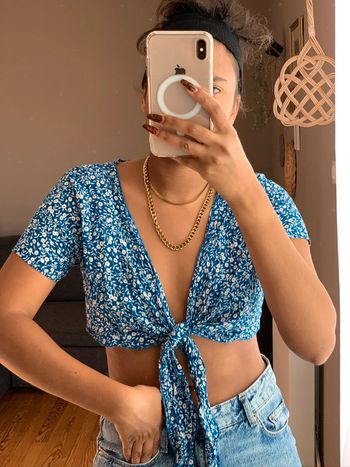 Top croisé bleu et fleurs