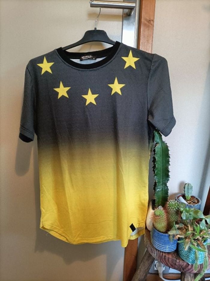 Tshirt jaune et noir étoiles