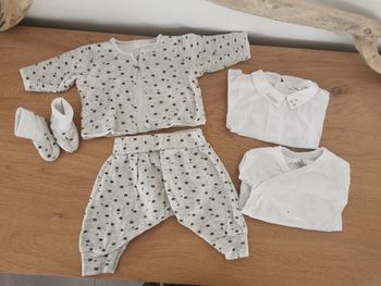 Ensemble bebe petit bateau 1mois plus une blouse boutchou TBE