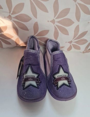 Chaussons violets neufs taille 24