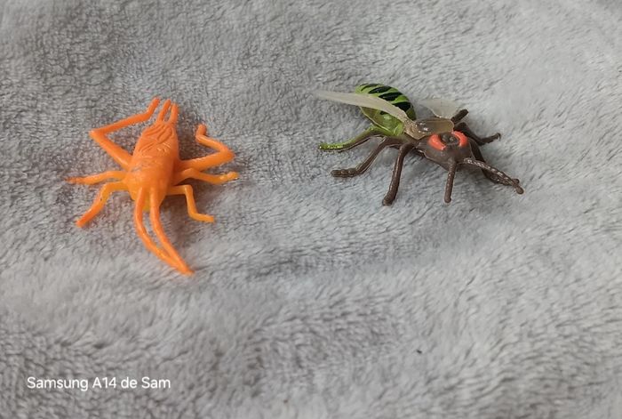 Lot de 2 figurines insecte