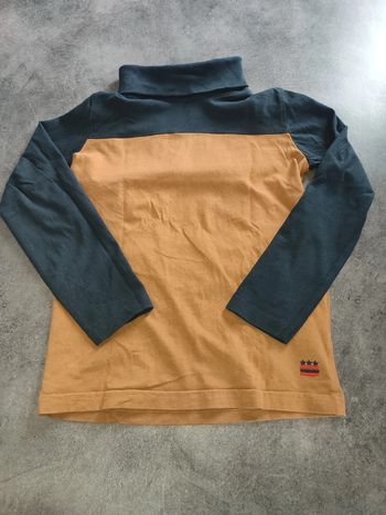 sous pull marron et bleu foncé