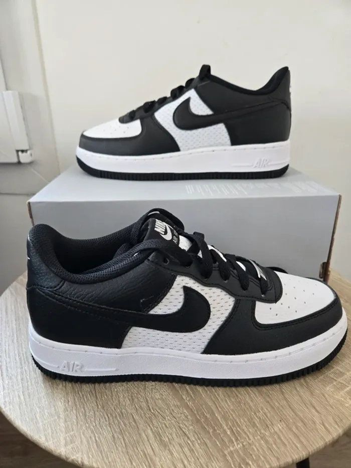 Nike air force 1 taille 38,5 neuves blanc noir - photo numéro 2