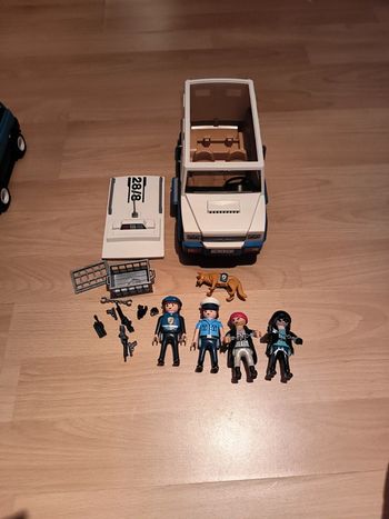 Combi Playmobil avec 4 personnages et 1 chien