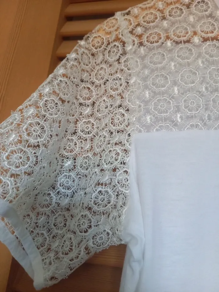 Superbe tee-shirt à dentelle - photo numéro 2