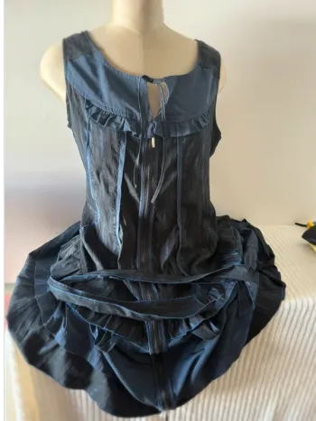 Robe courte bleu nuit à volants – Style structuré – T. M/L