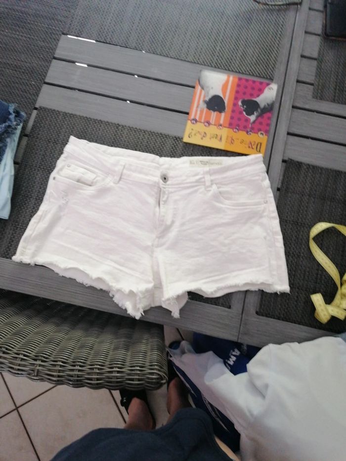 Short jean blanc taille 40 tbe