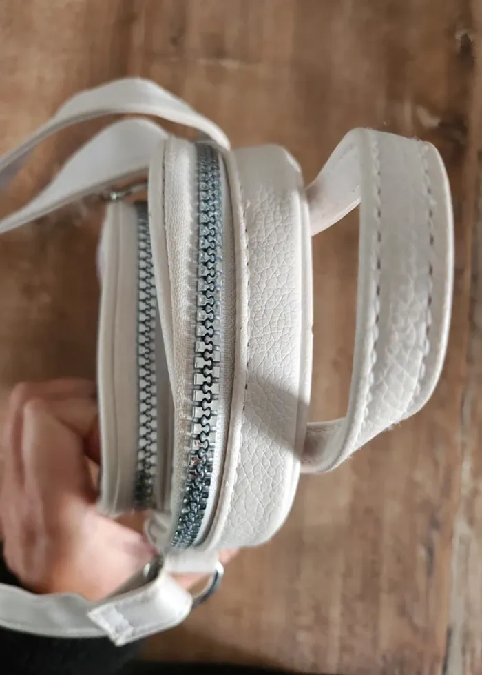sacoche sac bandoulière réglable Stitch blanche disney blanc en bon état cuir synthétique - photo numéro 7