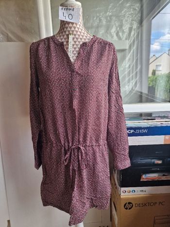 Robe,midi, rouge à pois marine, ceinture réglable avec cordon de serrage, en très très bon état