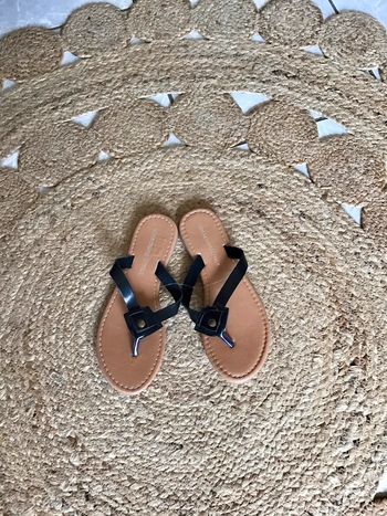 Très jolie paire de chaussures sandales été en cuir coloris noir taille 38