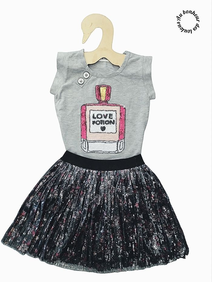 5 ans ensemble été teeshirt et jupe ( enseignes diverses)