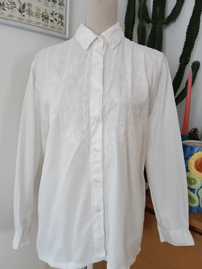 Chemise vintage blanche manches longues 
Brodée