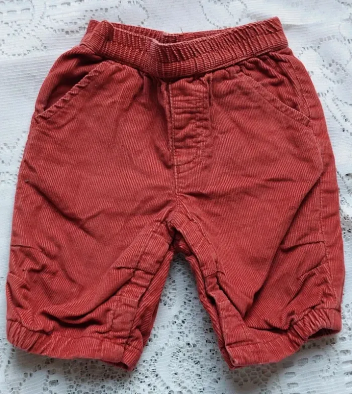 Adorable short en velours rouge, Kiabi, en très bon état, taille 1 mois