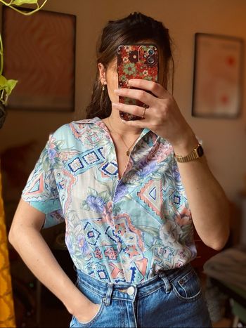 Chemise pastel motifs floraux abstraits vintage